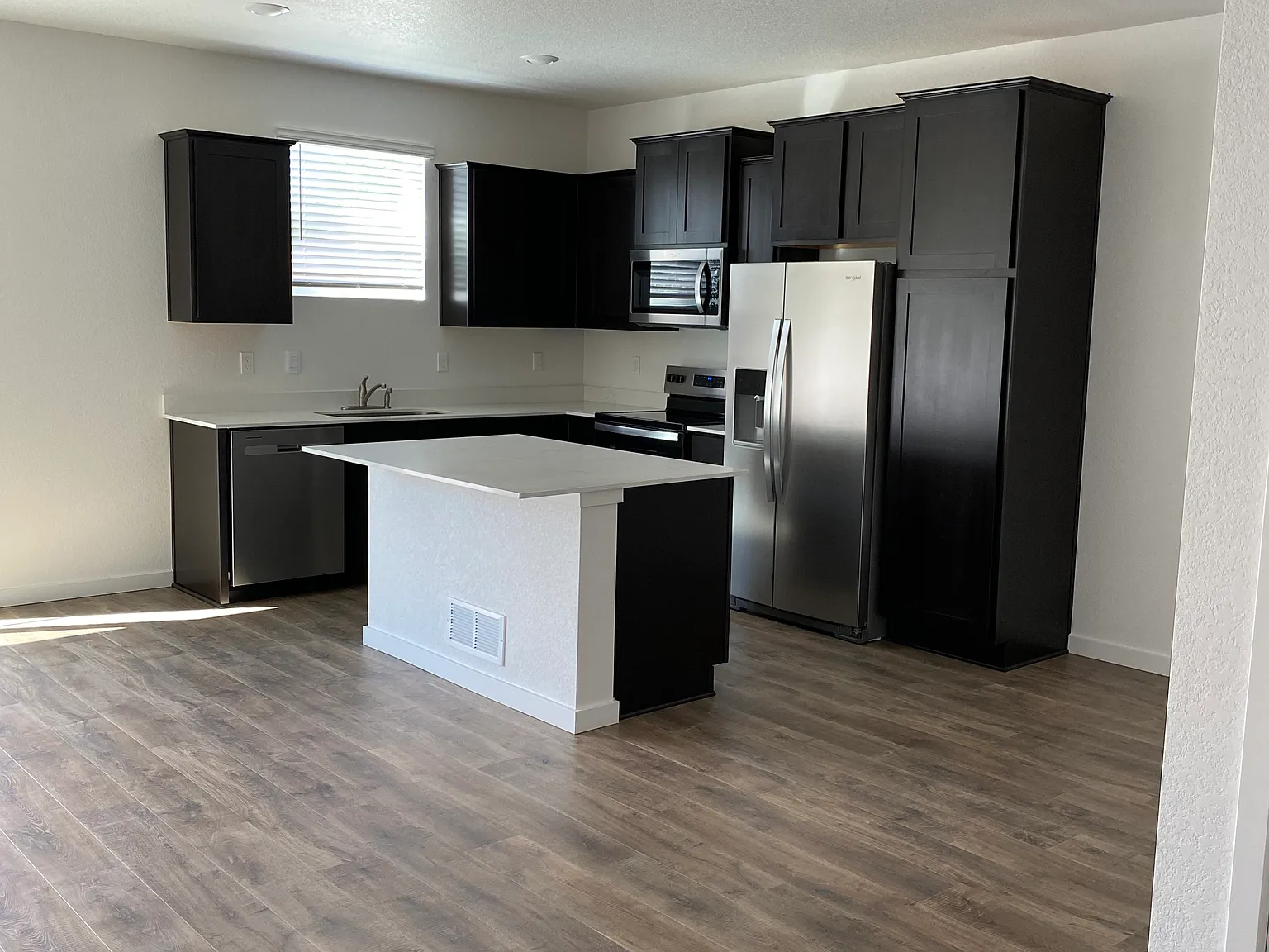 3 bed, 2.5 bath, 1476 sqft, $2,400 — Photo 2