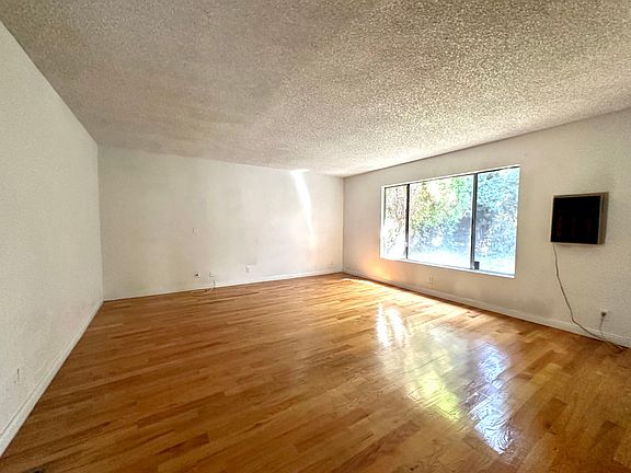 2nd image of 829 W Mabel Ave