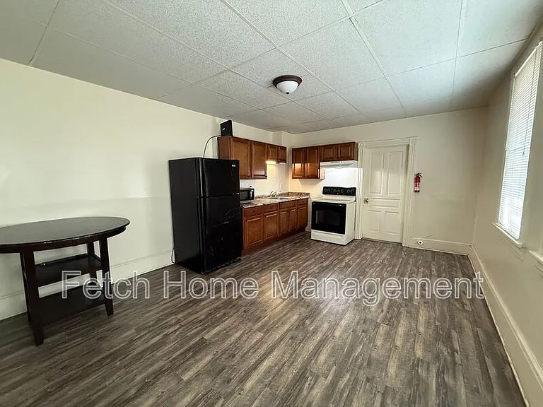 722 E King St #6 — Photo 3