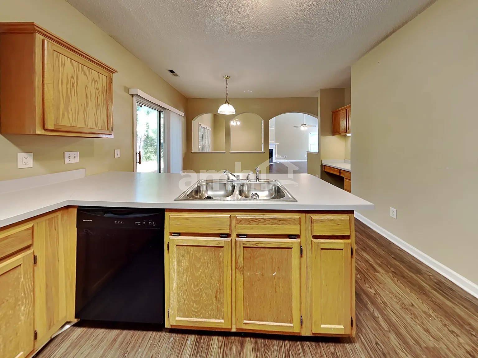 3 bed, 2.5 bath, 1673 sqft, $2,025 — Photo 3