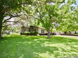 1609 7th St, Floresville, TX 78114