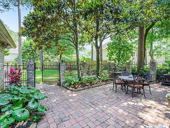 Lovely courtyard to the right of the front entry. Wouldn't this be the perfect place to enjoy your morning coffee?