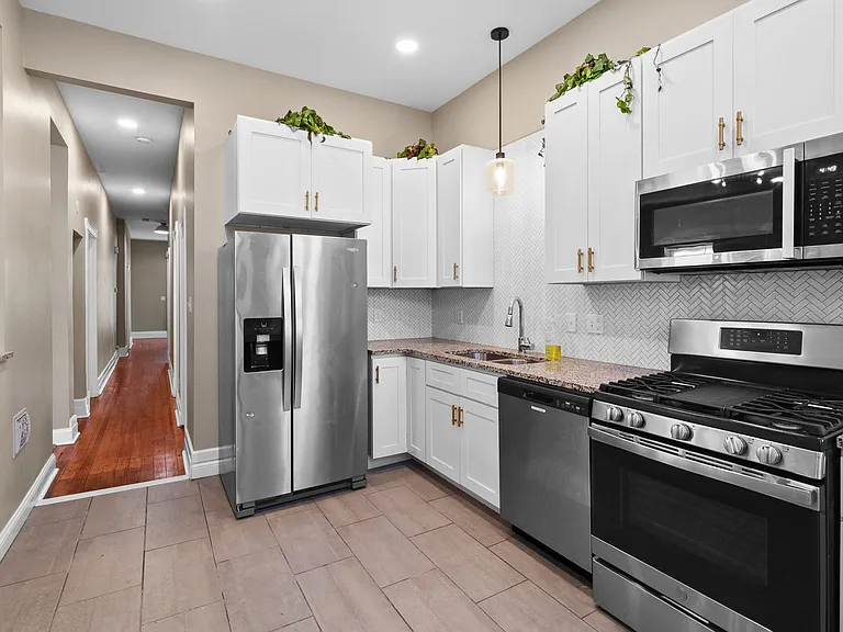 2137 Russell Blvd — Photo 8