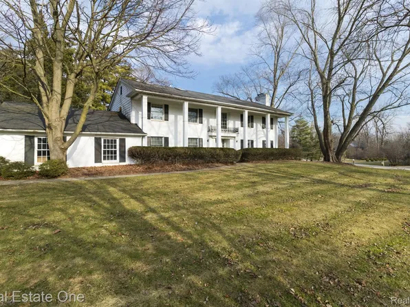 30090 Cheviot Hills Dr, Franklin, MI 48025