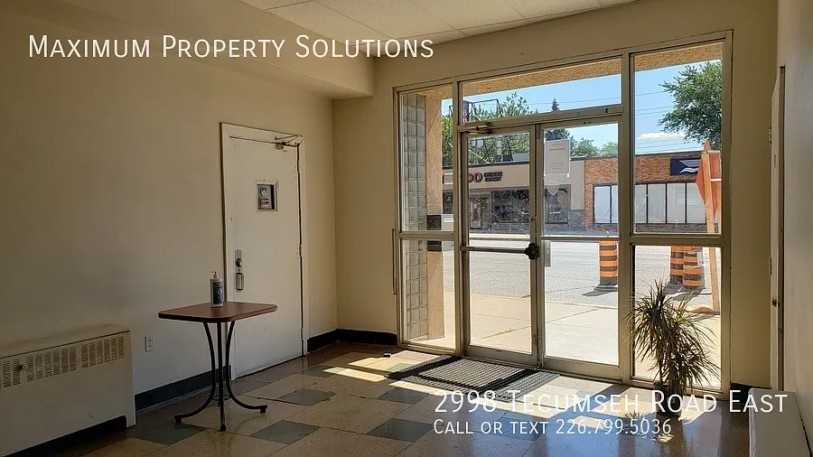 2998 Tecumseh Road East Windsor — Photo 4