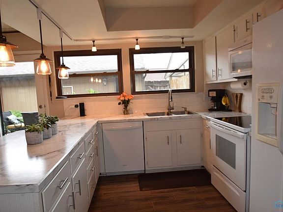 3rd image of 17 Knollwood Dr