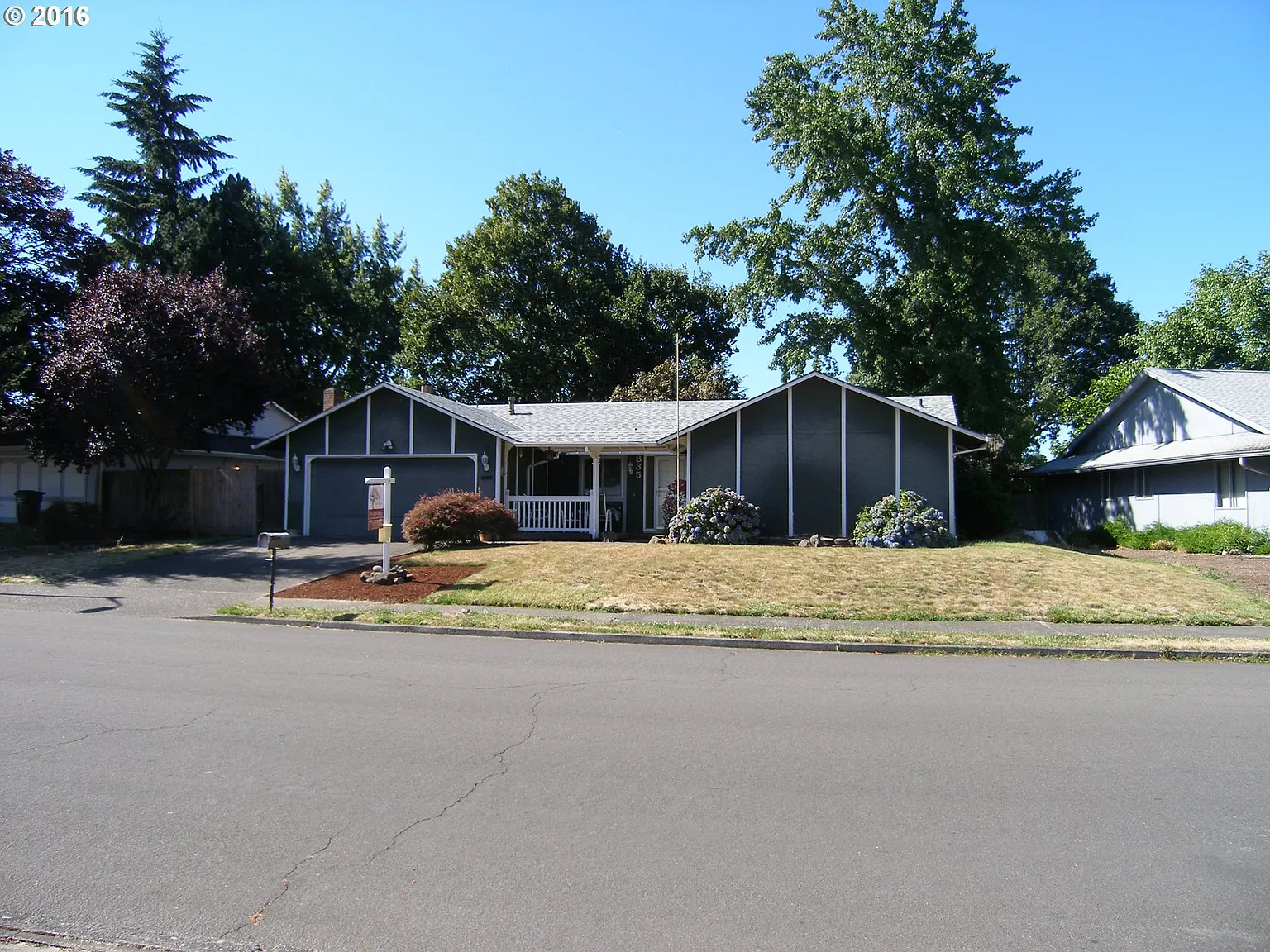 835 Willow Creek Dr photo 1