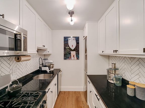 3rd image of 130 E 18th St APT 9B