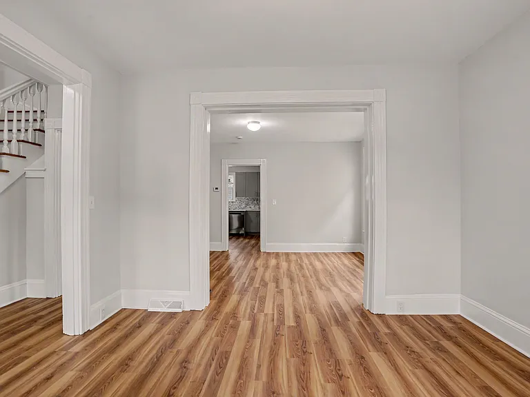 156 Hawthorne Ave — Photo 2