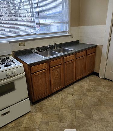 2nd image of 569 E Exchange St #569