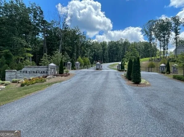 147 Twisted Oak Rd, Talking Rock, GA 30175