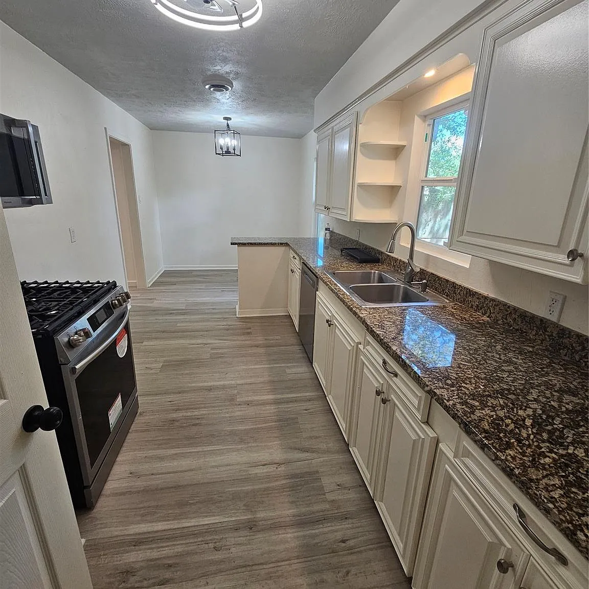 3 bed, 2.0 bath, 1378 sqft, $2,000 — Photo 2