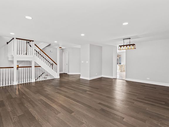 3rd image of 933 W Essex Pl