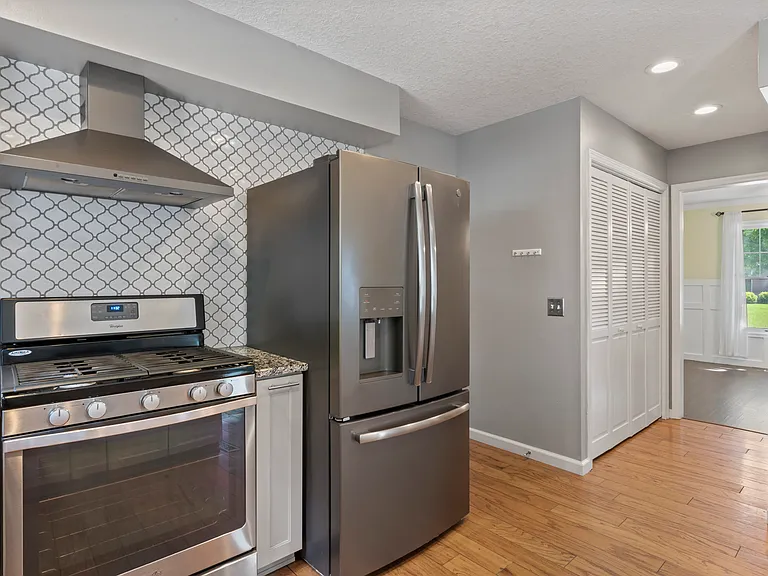 4690 Lindbergh Dr — Photo 13