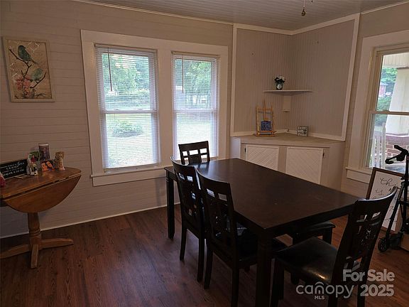 3rd image of 804 Dennis St