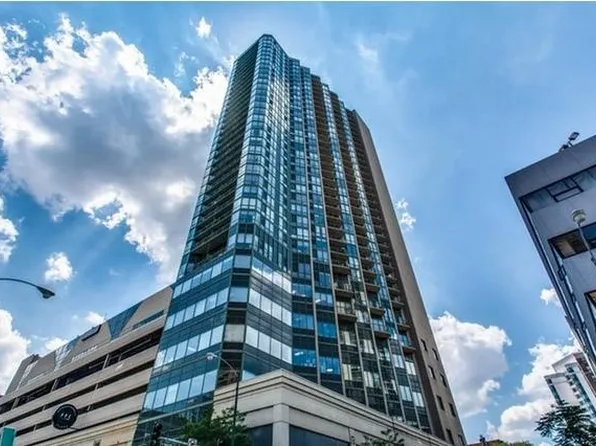 111 W Maple St, Chicago, IL