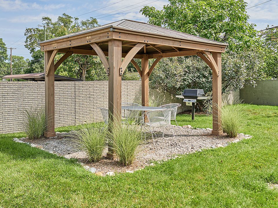 outdoor gazebo area with gas grill for tenant use