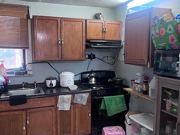 5th image of 579 Pine St