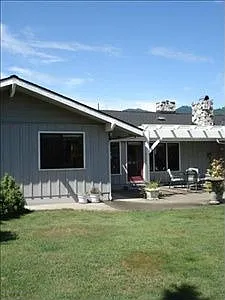 715 NW Savage St photo 1