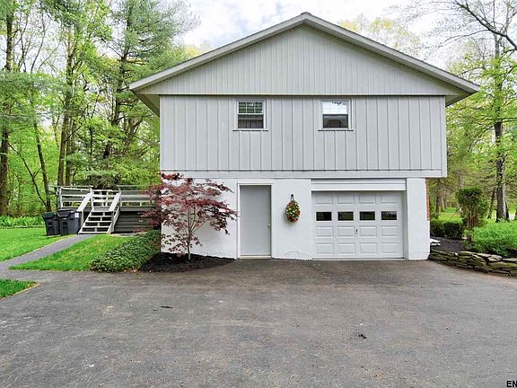 3rd image of 8 Lilac Ct