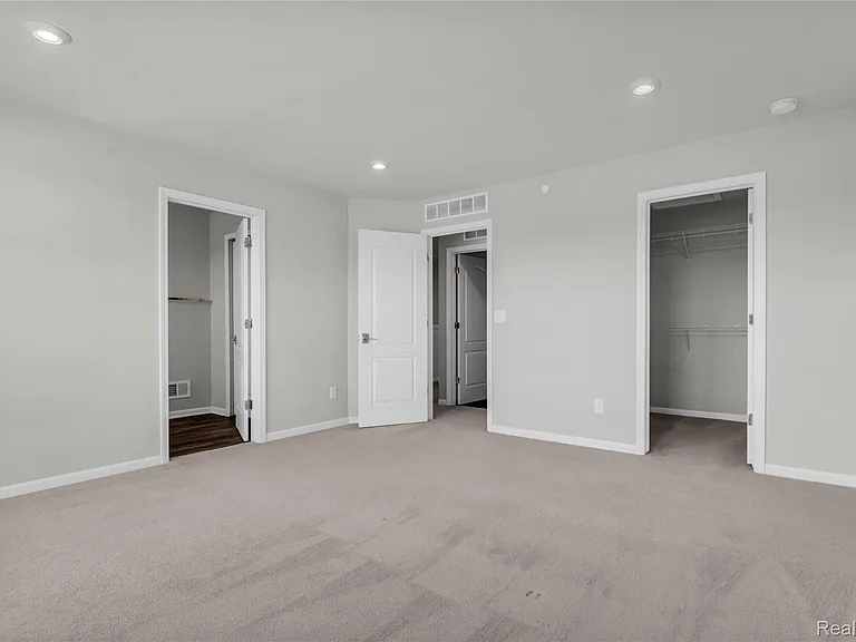 313 Strawberry Dr #5 — Photo 16