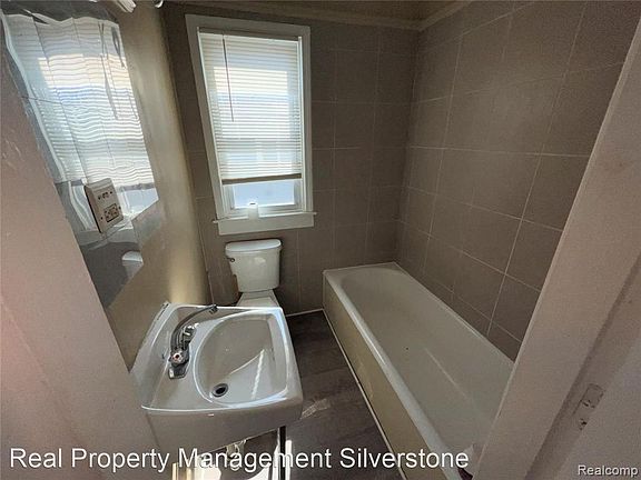 4th image of 95 Putnam Ave Unit 2