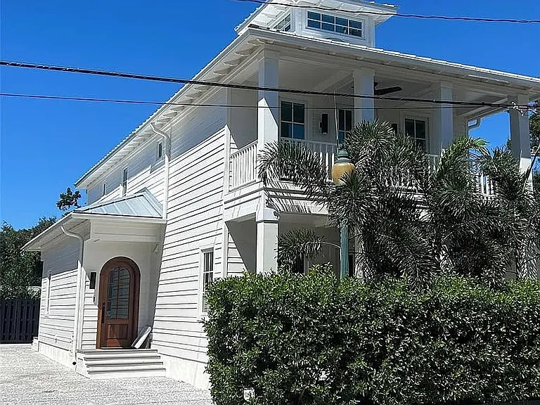 417 N Osprey Ave — Photo 1