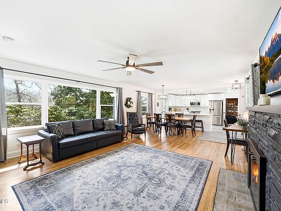 3rd image of 180 Green Hill Rd