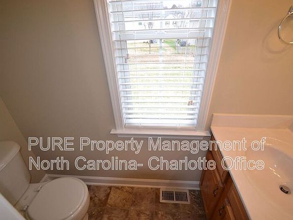 5th image of 121 Sedge Meadow Dr