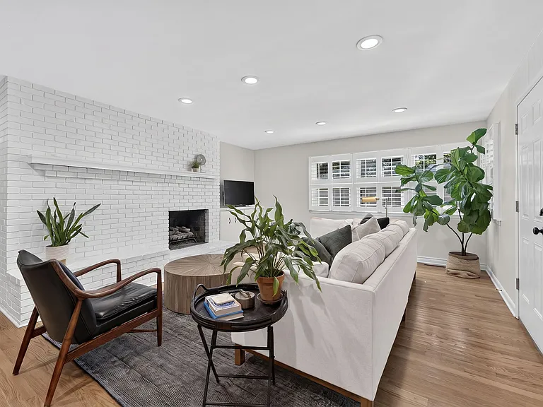 2030 E Greenwood St — Photo 7