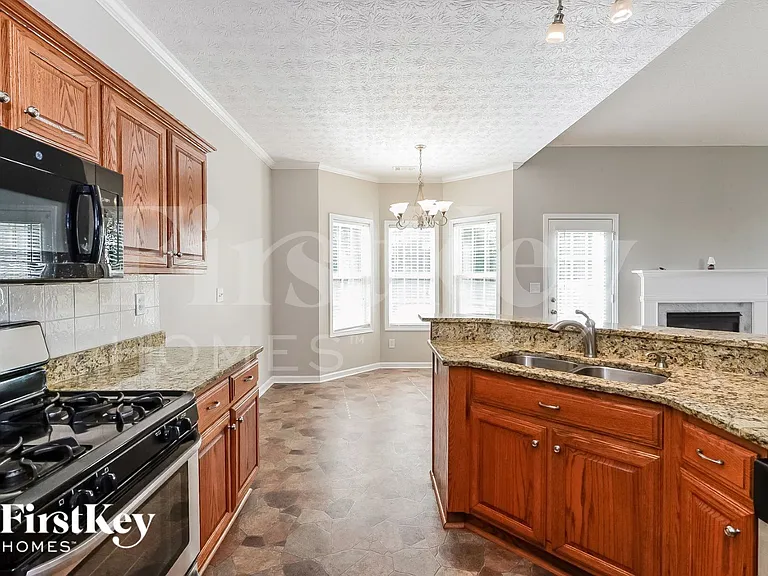381 Glouchester Dr — Photo 7