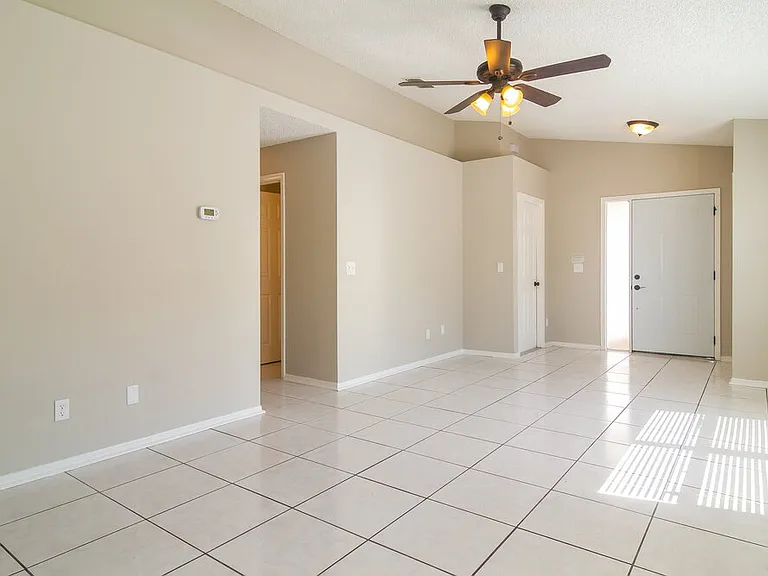 13500 Glasser Ave — Photo 4