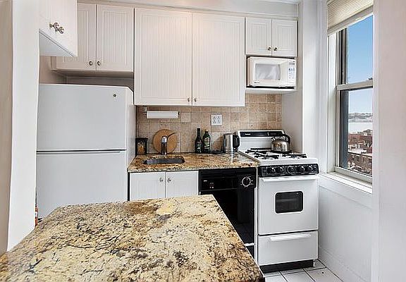 4th image of 304 W 75th St APT 10B