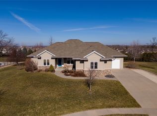 920 Oak Park Ct, Robins, IA 52328