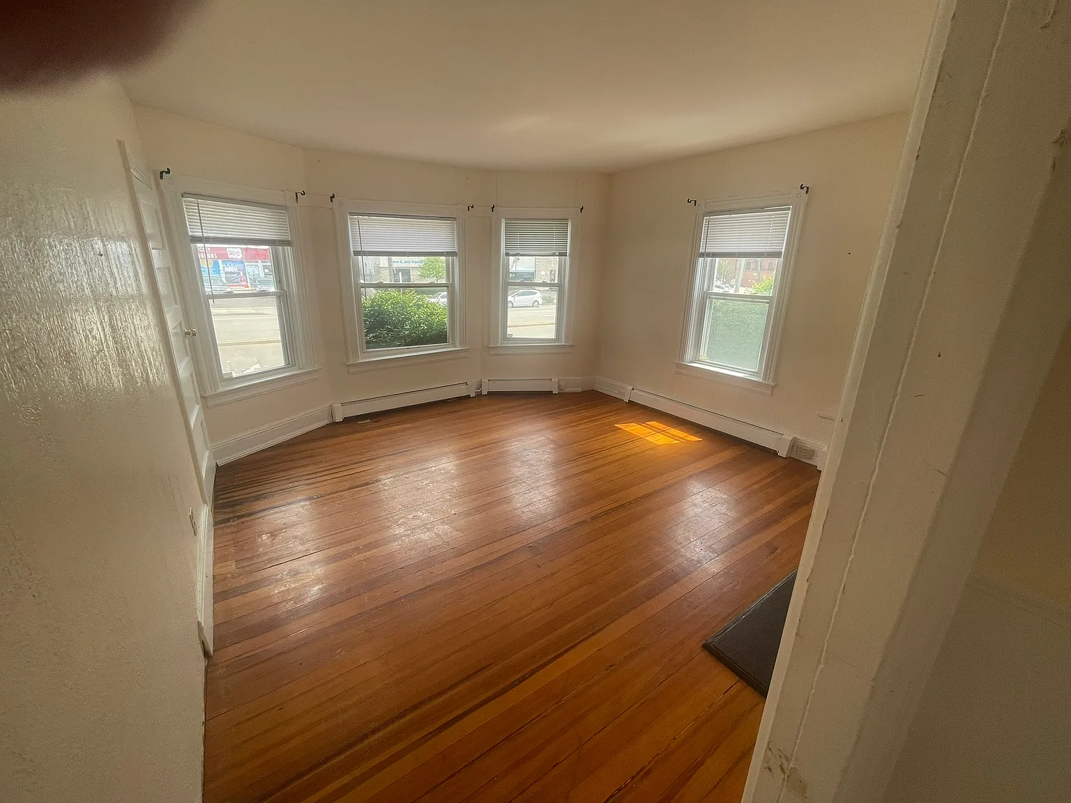 3 bed, 1000 sqft, $2,000 — Photo 2
