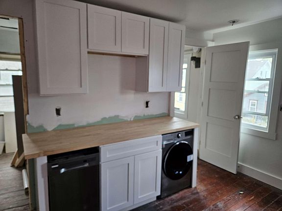 3rd image of 323 Williams St Floor 3