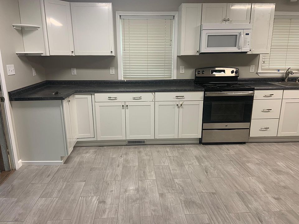 Brand new kitchen! Beautiful ceramic tile floor!