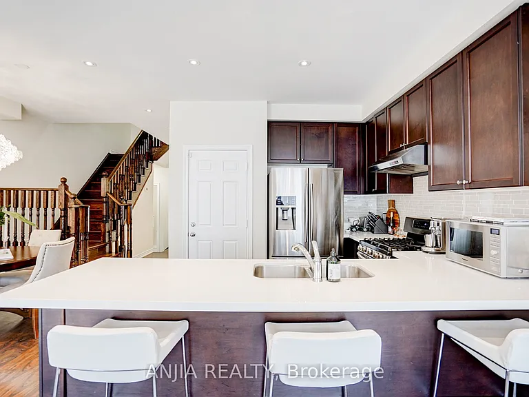 25 Collier Cres — Photo 8