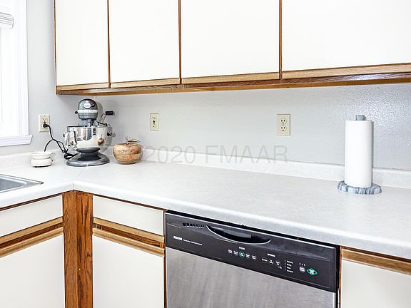 4th image of 1005 15th Ave W