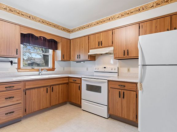 4th image of 417 N Prairie St