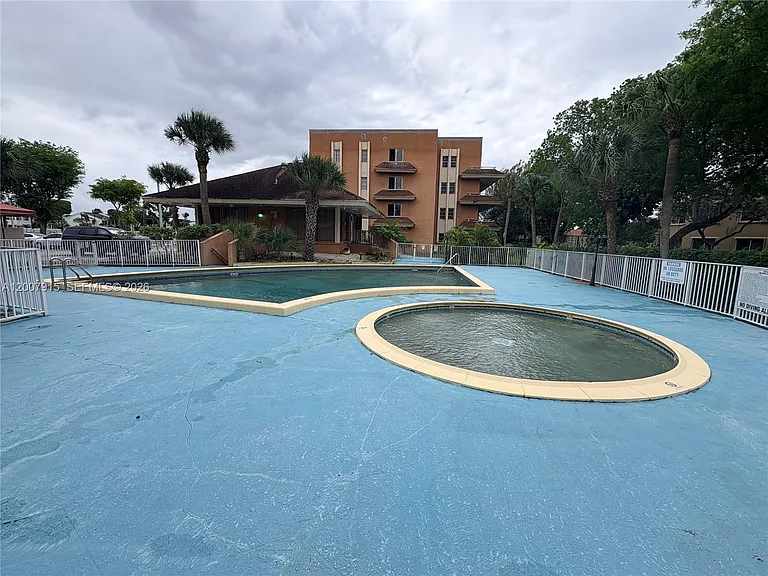 17600 NW 68th Ave #B2004 — Photo 30