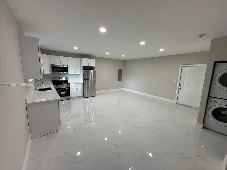 17690 NE 19th Ave — Photo 5
