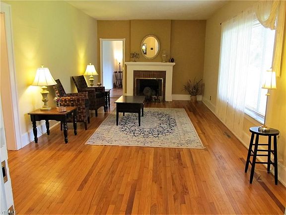 4th image of 953 Lakeview Dr