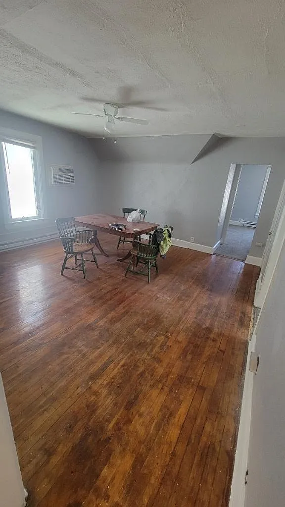 3 bed, 900 sqft, $2,100 — Photo 3