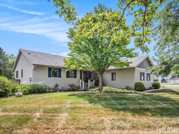 1867 Forest Lake Dr SE, Kentwood, MI 49546