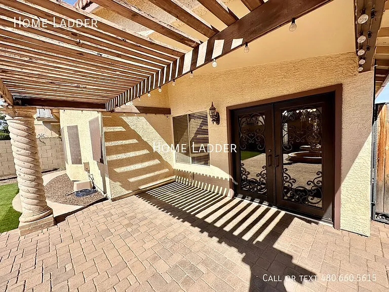 445 E Cantebria Dr — Photo 23
