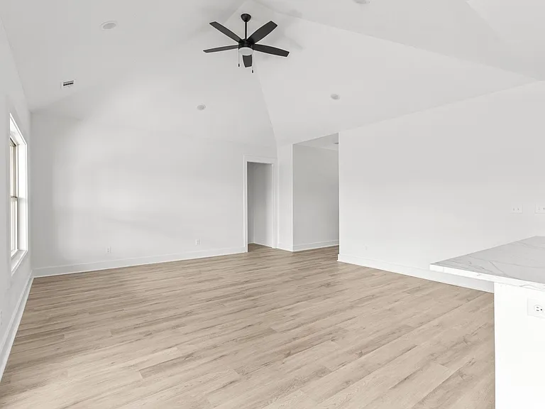 4566 Plymouth St — Photo 13