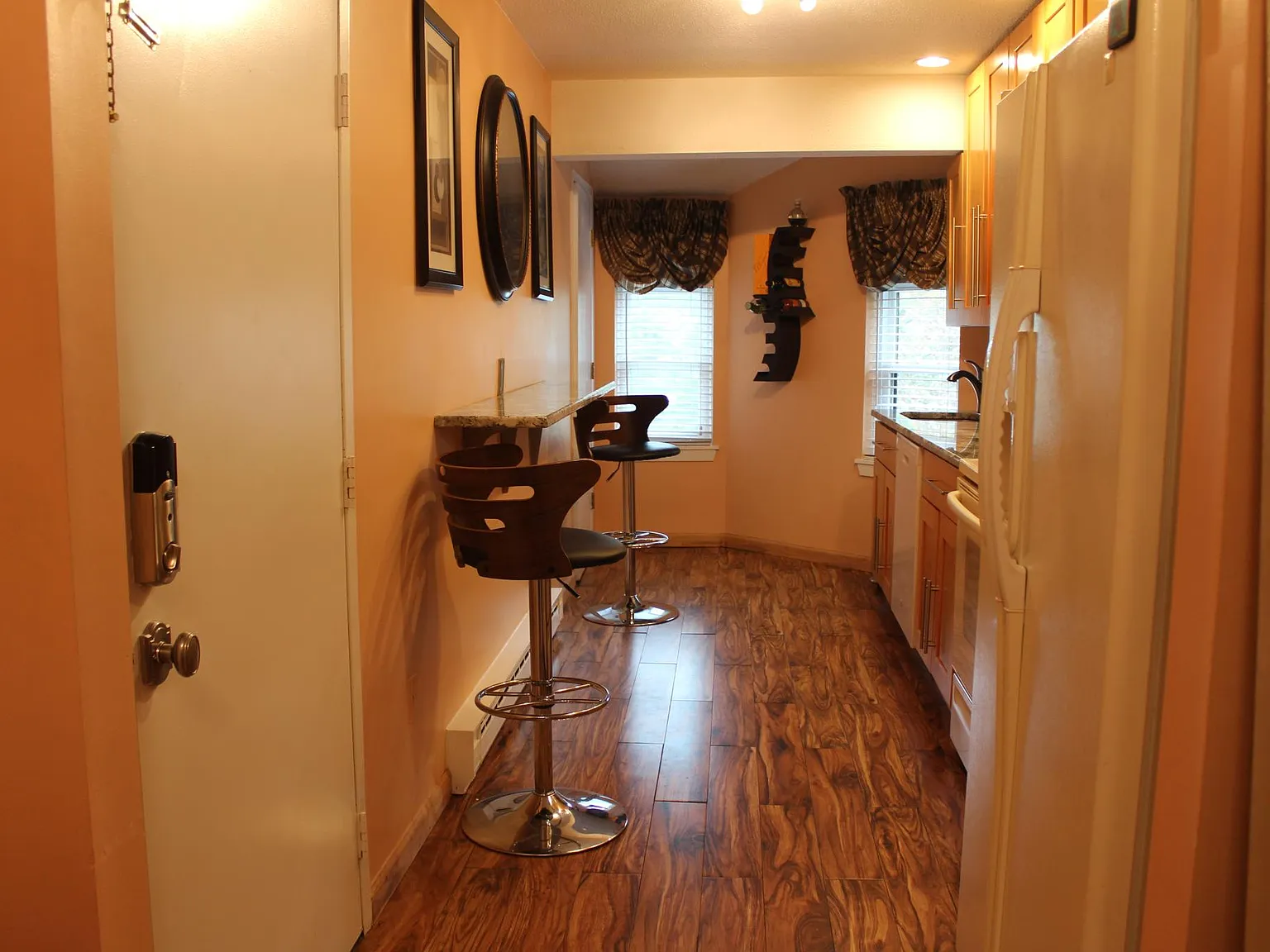 2 bed, 1.5 bath, 1030 sqft, $1,900 — Photo 2