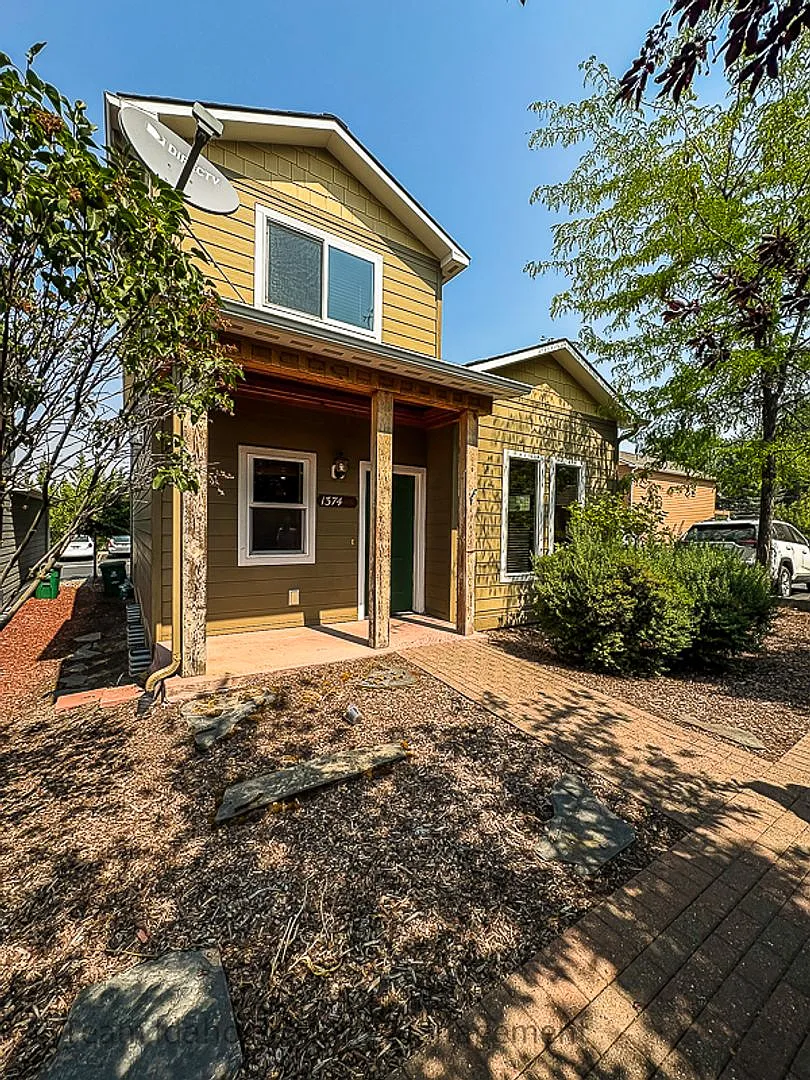 Beautiful Custom 4bed/3bath Single Family Home — Photo 2