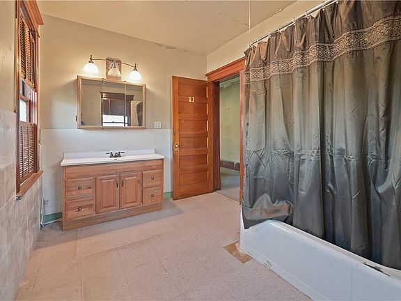 30th image of 616 E Main St